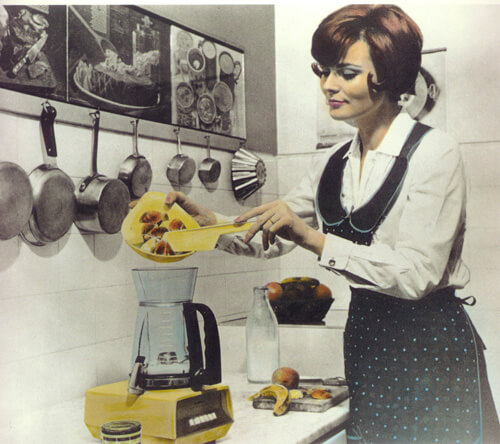 Il frullatore fu brevettato nel 1922 e presentato alle casalinghe come strumento per impastare dolci, salse e passati di verdure. All'inizio fu un fallimento e per invogliare all'acquisto furono aggiunti altri accessori (tritaghiaccio e macinacaffè, ad esempio). In Italia arrivò negli anni 50 prodotto dalla Girmi e si chiamò Frulletto.