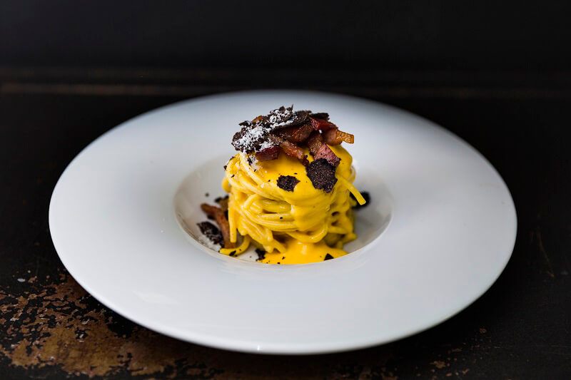 Stradizionali_ Carbonara spaghetto con uova biologiche, guanciale croccante e tartufo nero Ristorante Gola