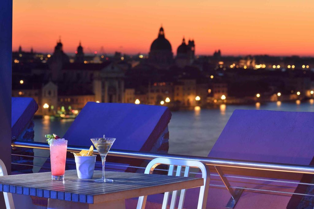 Cocktails in Venice_Skyline Rooftop Bar