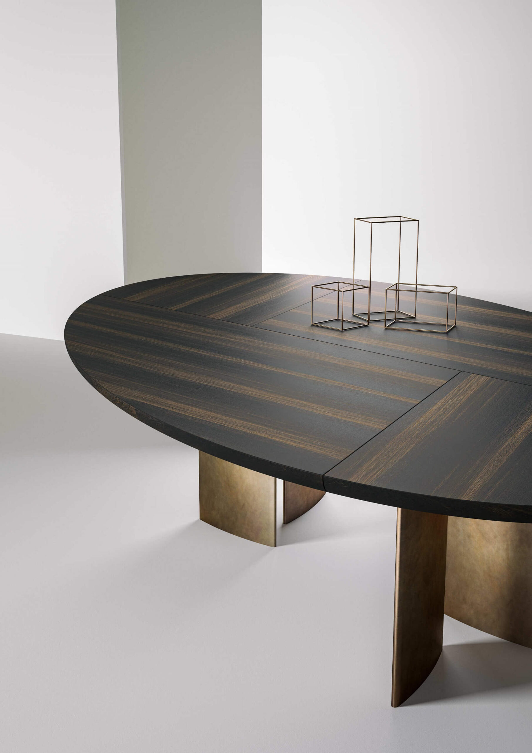 Laurameroni_Poe oval table_Bartoli Design