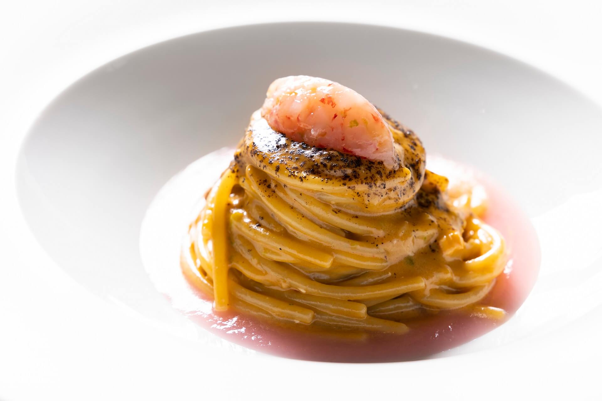 Seta by Antonio Guida_Spaghetti con anemoni di mare gamberi rossi limone nero e crema di ravanelli marinati