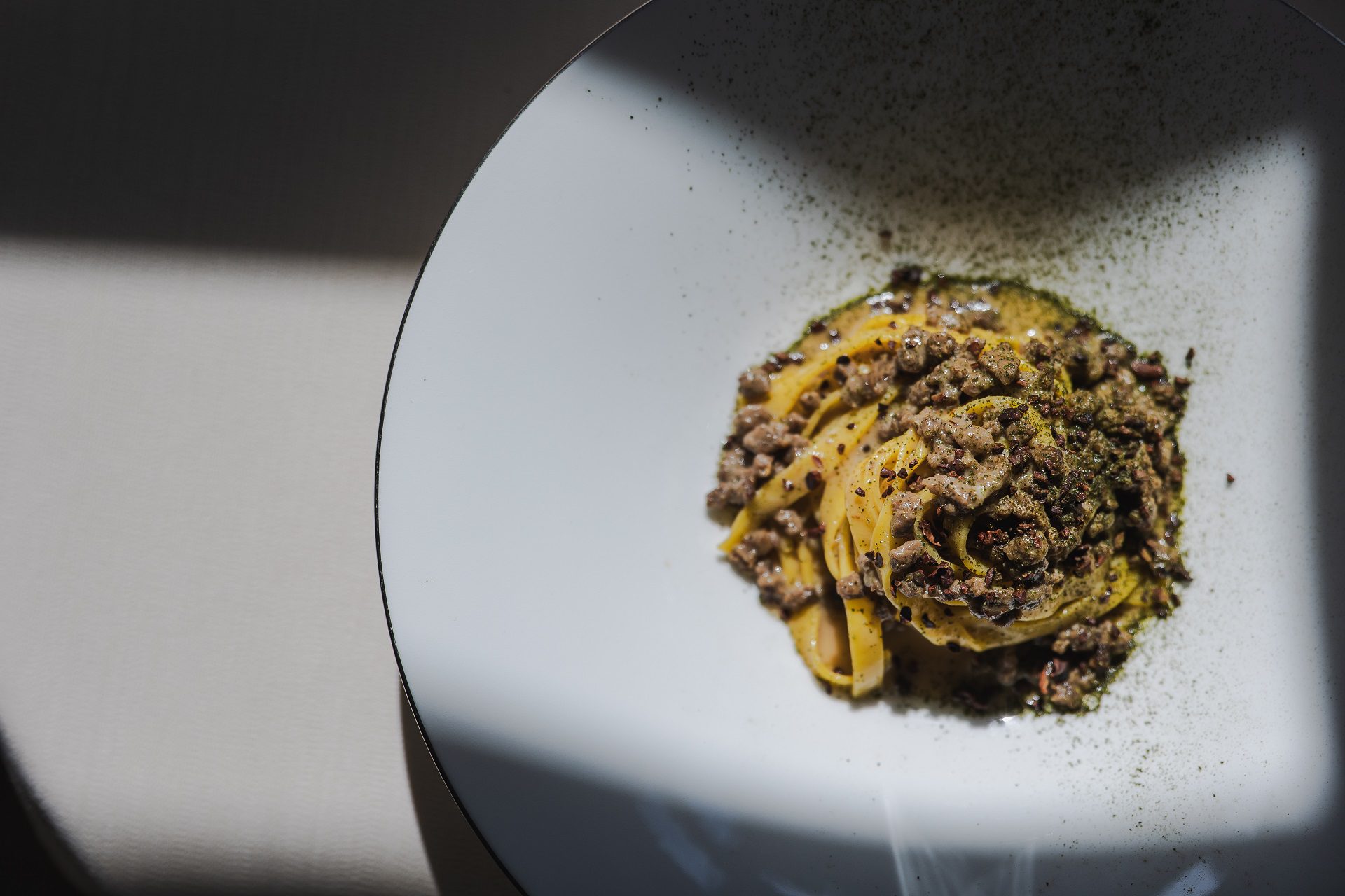 Tagliatelle al rag&ugrave; di manzo, fave di cacao e alloro