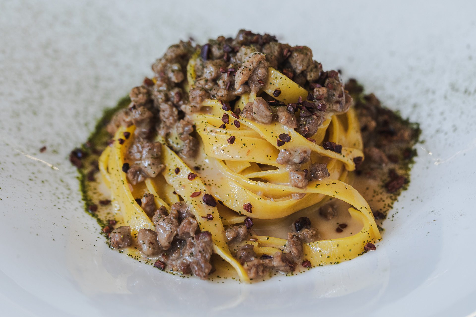 Tagliatelle al rag&ugrave; di manzo, fave di cacao e alloro