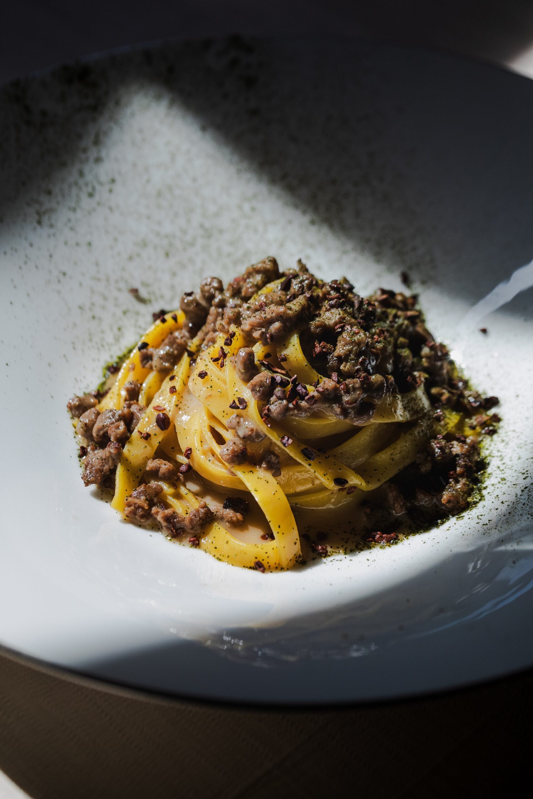 Tagliatelle al rag&ugrave; di manzo, fave di cacao e alloro
