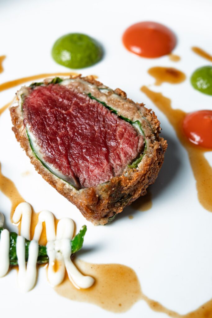 Filetto di manzo in crosta di pane alla farina di segale del Matese con salsa verde e salsa rossa