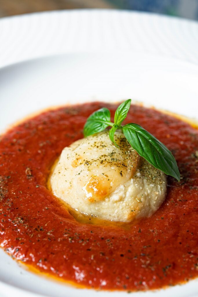 Sfere di gnocchi di patate del Matese ripiene di melanzane e provola affumicata con salsa di pomodoro